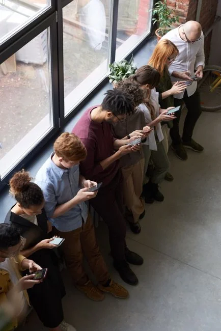 Page Facebook d’un réseau social d’entrepreneurs sur ordinateur et mobile.